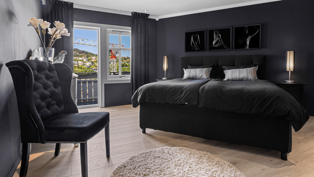 Schlafzimmer mit 3 Wandbilder quadratisch