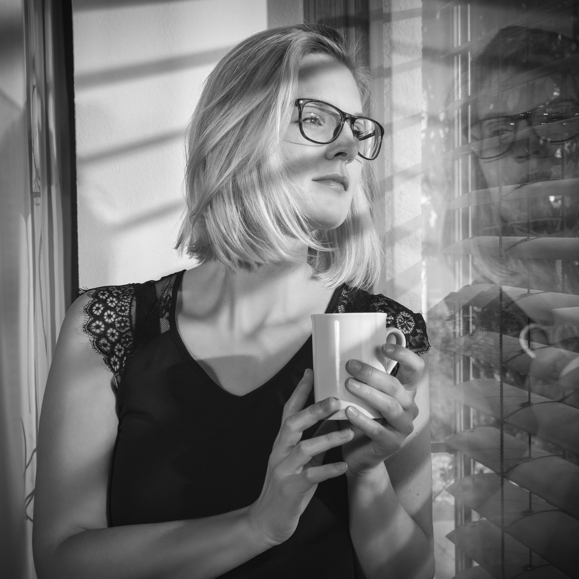 schwarz-weiß Porträt am Fenster mit Laura