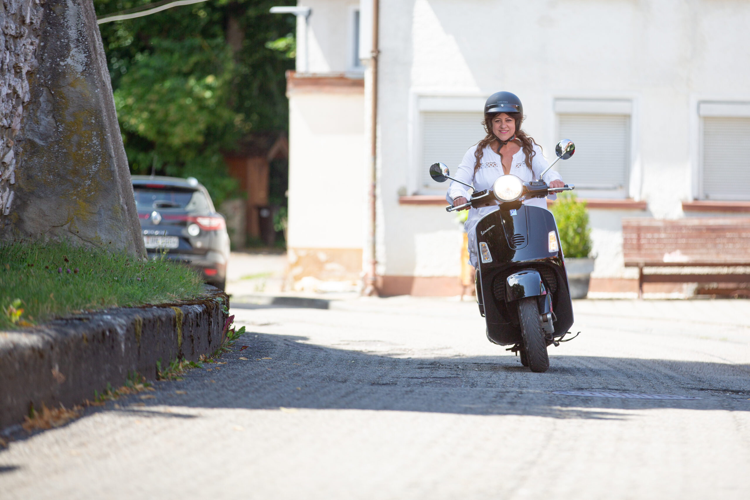 Rollerfahrerin mit Helm