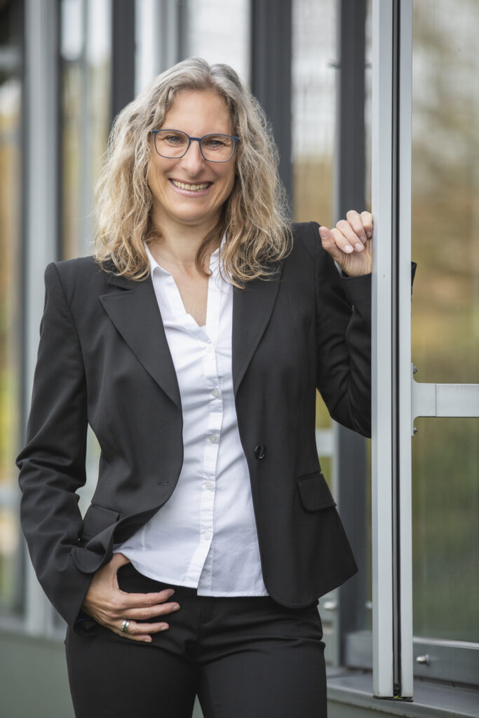 Businessporträt mit Janina mit Blazer und weißer Bluse. Hier mit einem engeren Bildschnitt