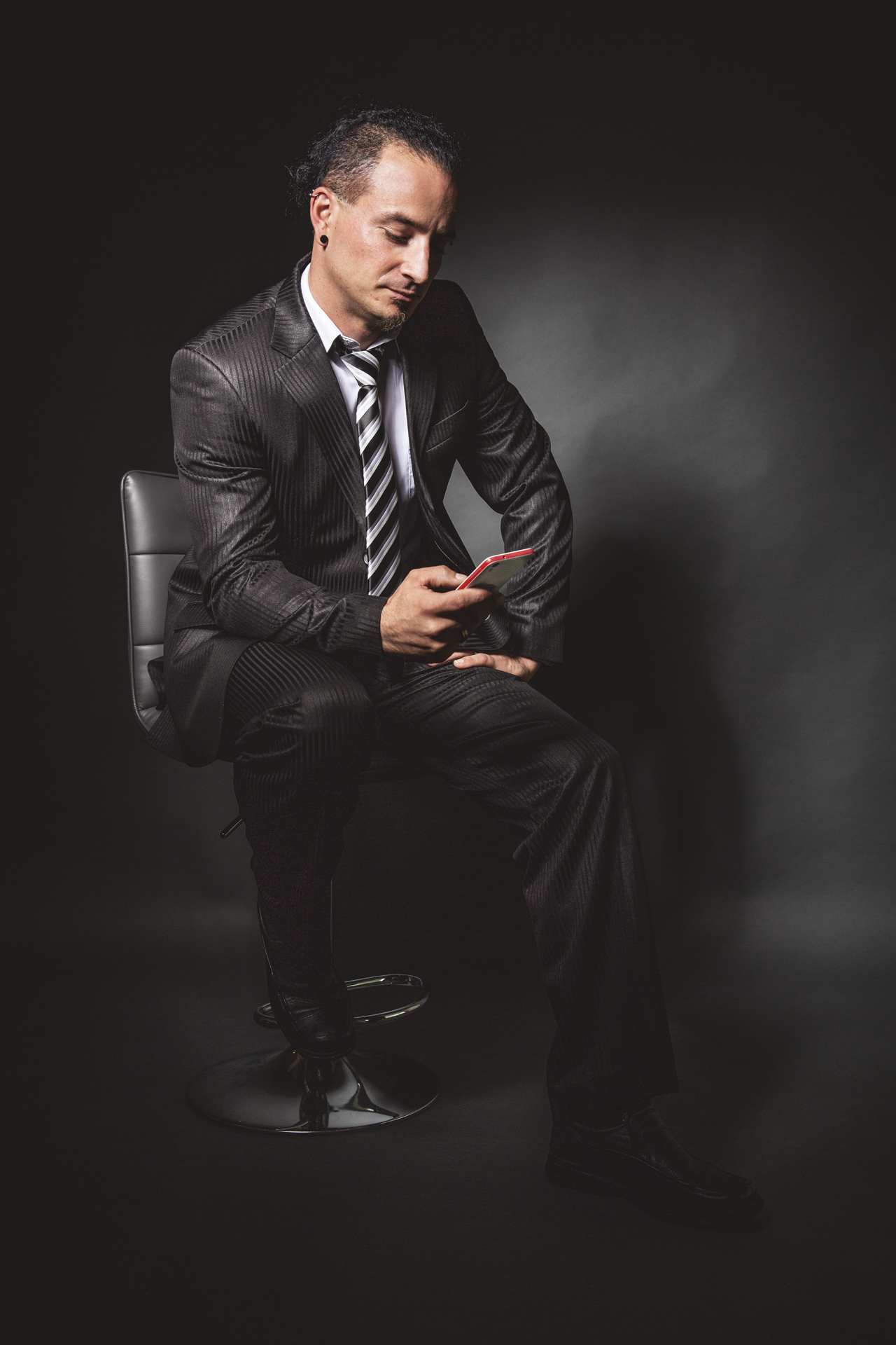 Erotisches Paarshooting im Teamwork-Studio
