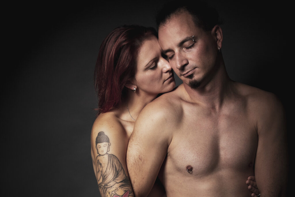 Erotisches Paarshooting im Teamwork-Studio