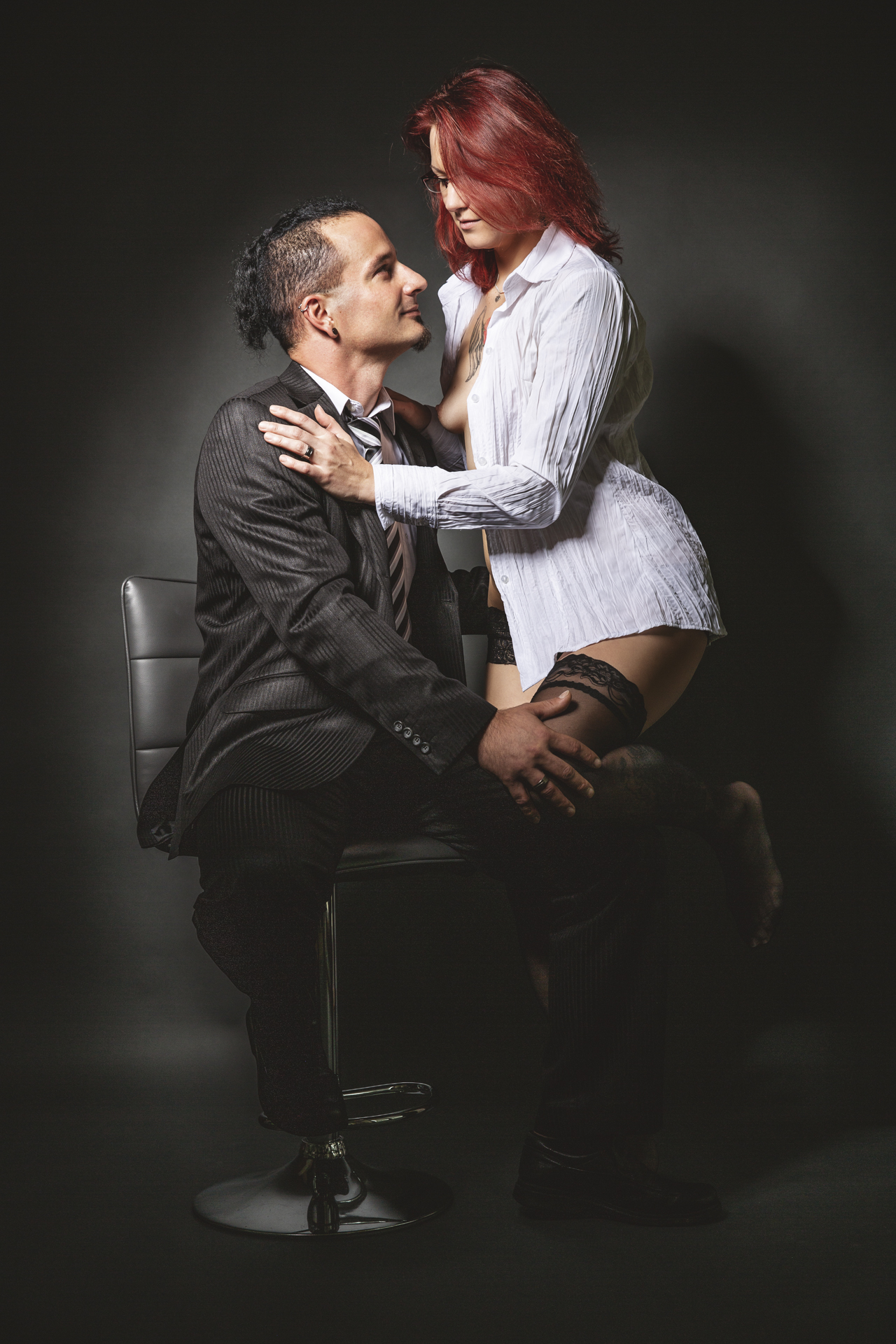 Erotisches Paarshooting im Teamwork-Studio