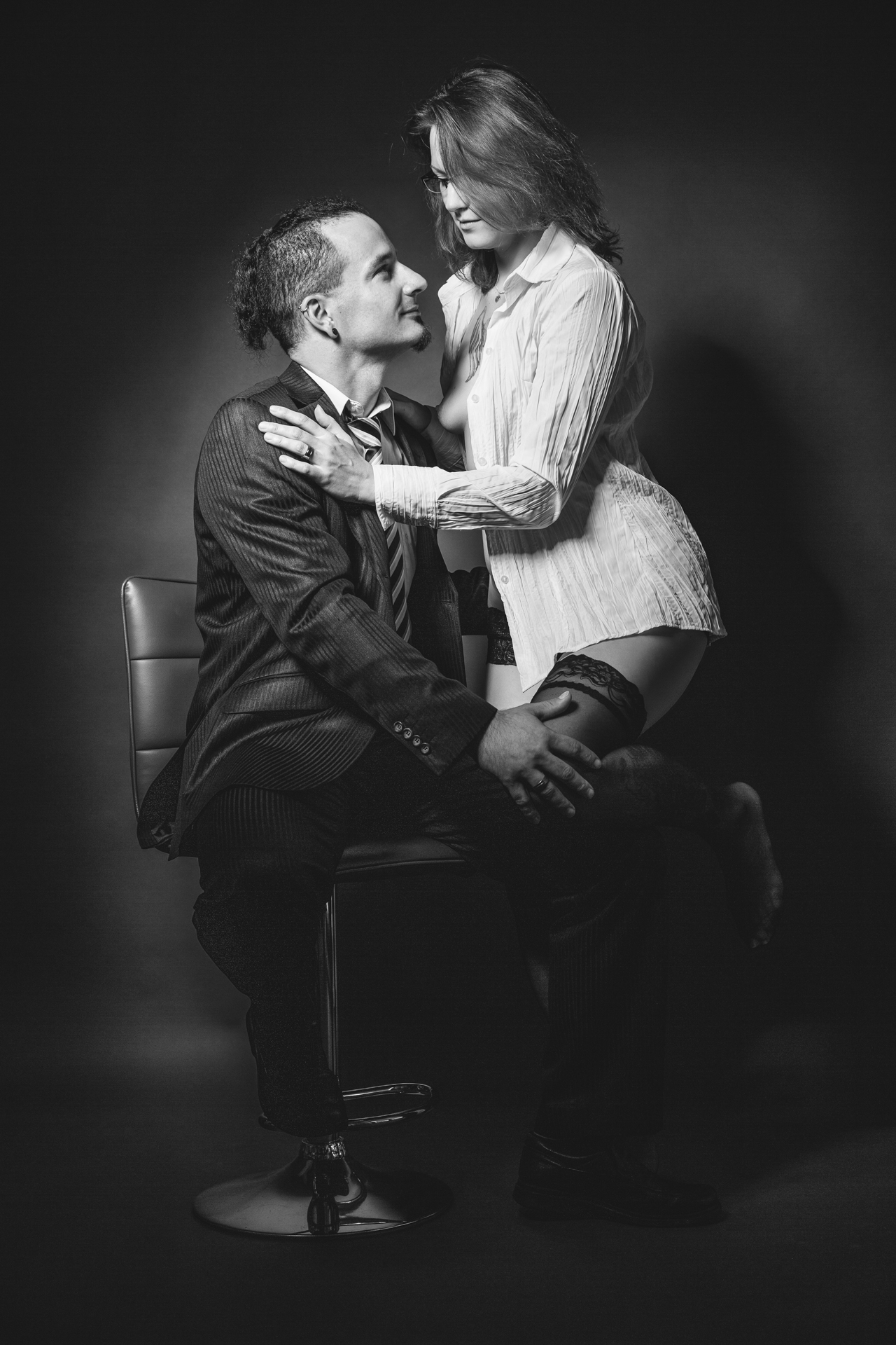 Erotisches Paarshooting im Teamwork-Studio