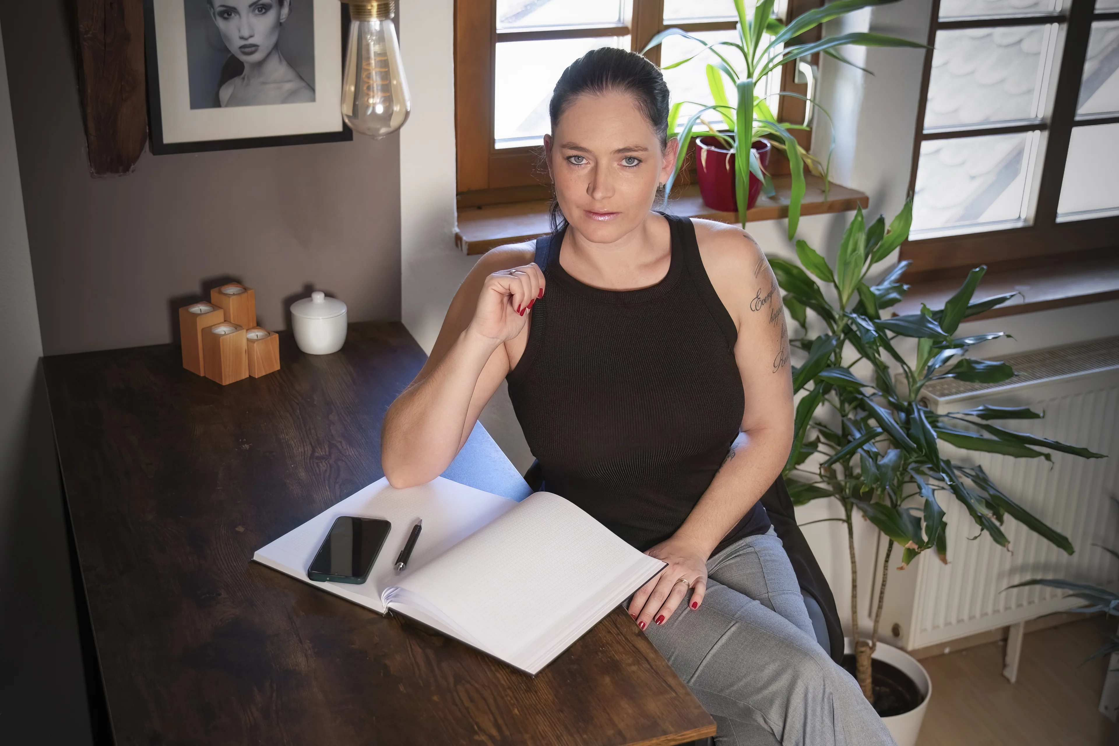 Manuela im Business-Outfit als "Frau Kaiser" versucht meinen Versicherungsstatus zu erklären ;-) Teil 1 aus einem Storytelling Boudoir-Fotoshooting Schelklingen