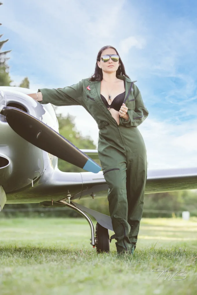 Nur fliegen ist schöner, freches sexy Outdoorshooting mit privatem Flugzeug und Manuela als Pilotin