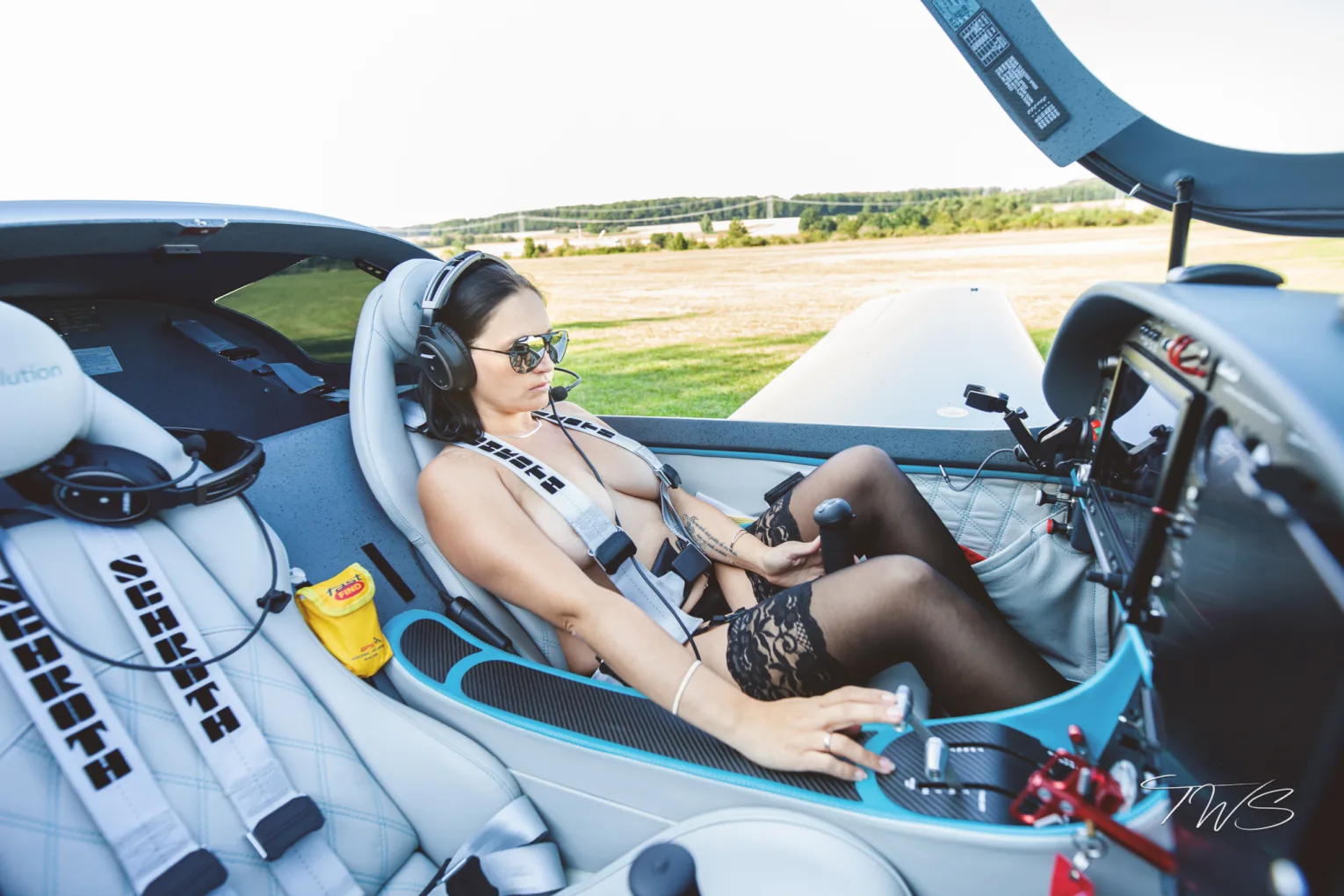 Nur fliegen ist schöner, freches sexy Outdoorshooting mit privatem Flugzeug und Manuela als Pilotin